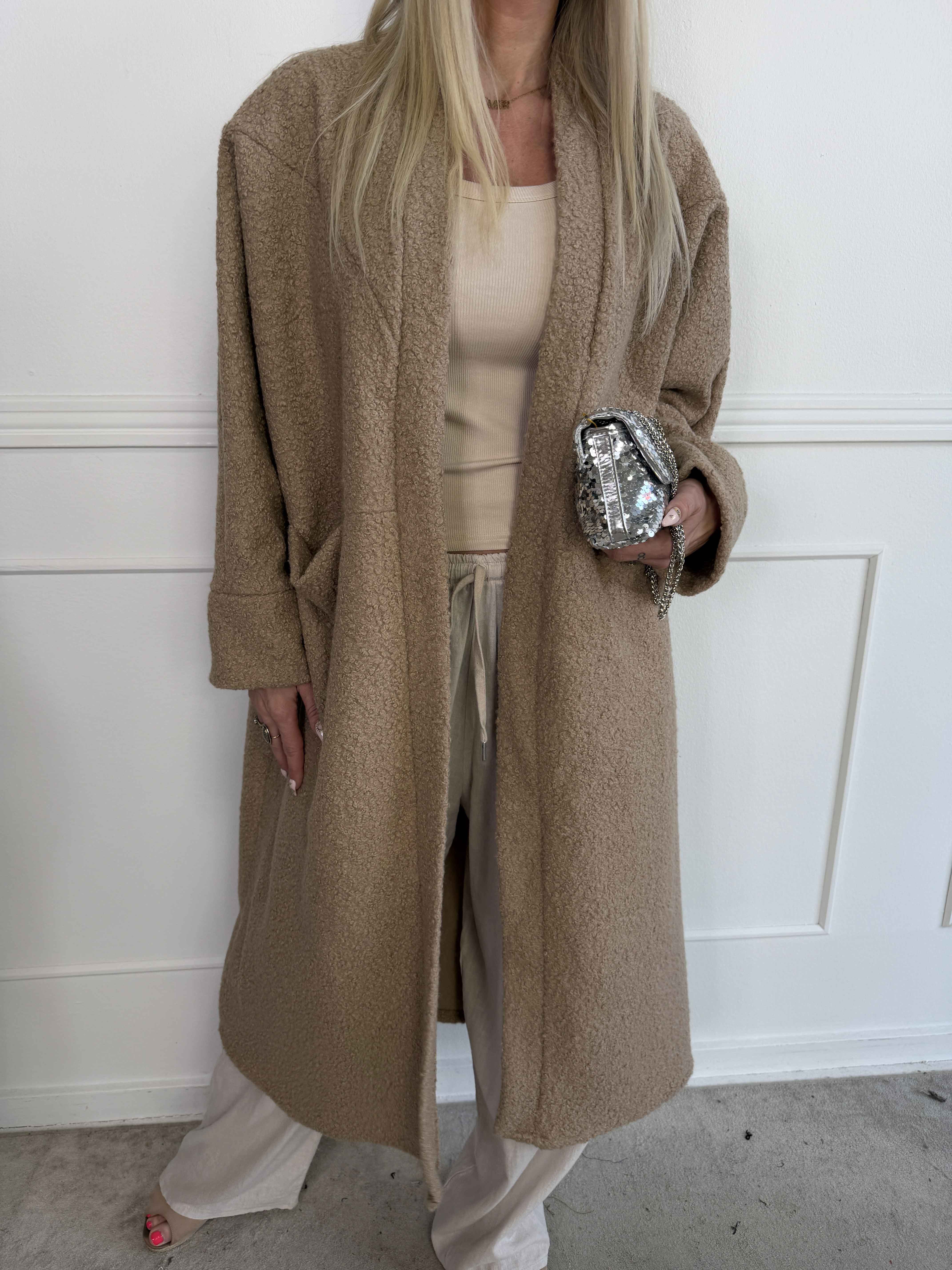 Annah Teddy - Oversized frakke i blødt teddy-stof med tydelige syninger og store lommer